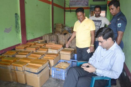 লালপুরে ভেজাল গুড় ক্রয়-বিক্রয়ের অপরাধে জরিমানা