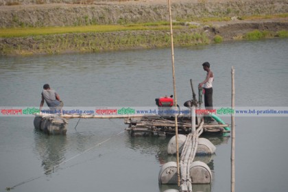 বগুড়ায় বাঙ্গালী নদী ও ফসলী জমি থেকে অবাধে বালু উত্তোলন