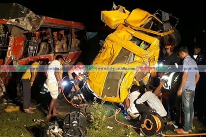 সিরাজগঞ্জে বাস-ট্রাক সংঘর্ষে নিহতের সংখ্যা বেড়ে ৪
