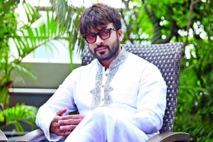 শোবিজ নয়, এবার অন্য ভুবনের বাসিন্দার সাথে জীবন বাঁধব: শাকিব
