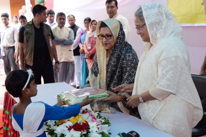 টুঙ্গিপাড়ায় এতিম শিশুদের ঈদ উপহার দিলেন প্রধানমন্ত্রী