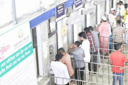 যাত্রী নেই ৪০ শতাংশ টিকেট কাউন্টারে!