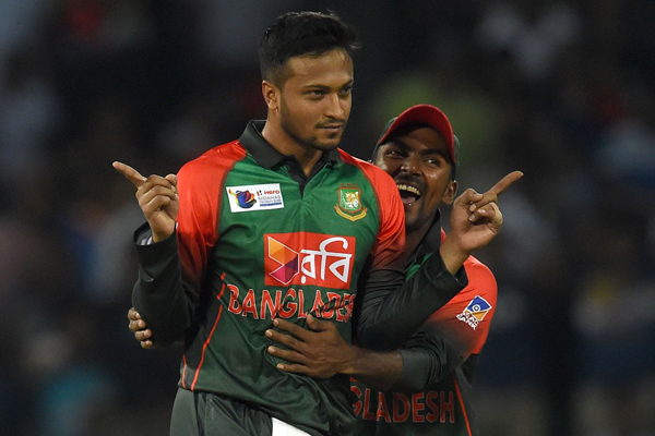 মাইলফলকের সামনে সাকিব