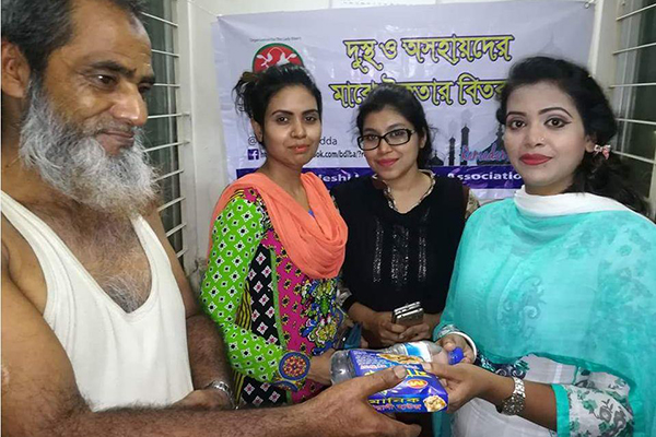 রাজধানীতে দুস্থদের মাঝে লেডি বাইকারস অ্যাসোসিয়েশনের ইফতার বিতরণ