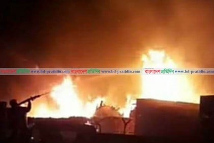 বেনাপোল বন্দরের ট্রাক টার্মিনালে ভয়াবহ অগ্নিকাণ্ড