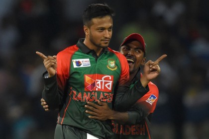 মাইলফলকের সামনে সাকিব