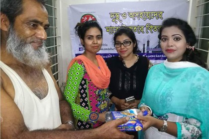 রাজধানীতে দুস্থদের মাঝে লেডি বাইকারস অ্যাসোসিয়েশনের ইফতার বিতরণ