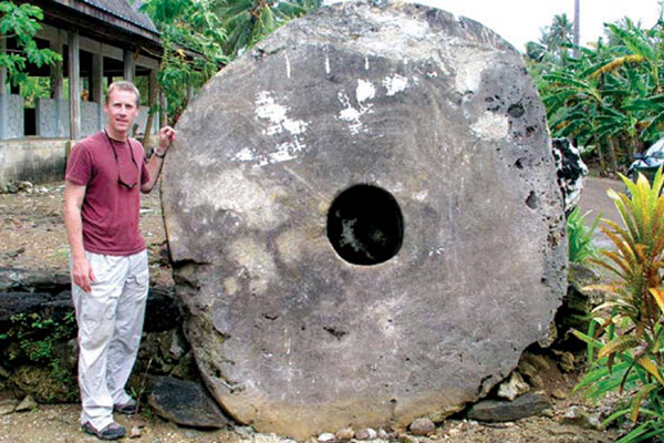 মানুষের উচ্চতার চেয়ে বড় মুদ্রা! 