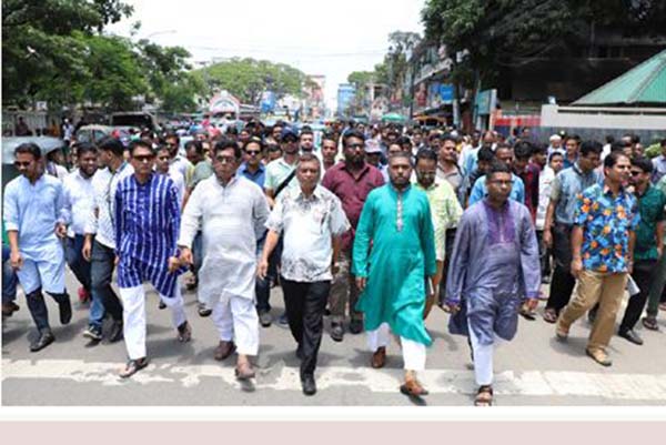 দলবল নিয়ে রাজপথে মেয়র আরিফ
