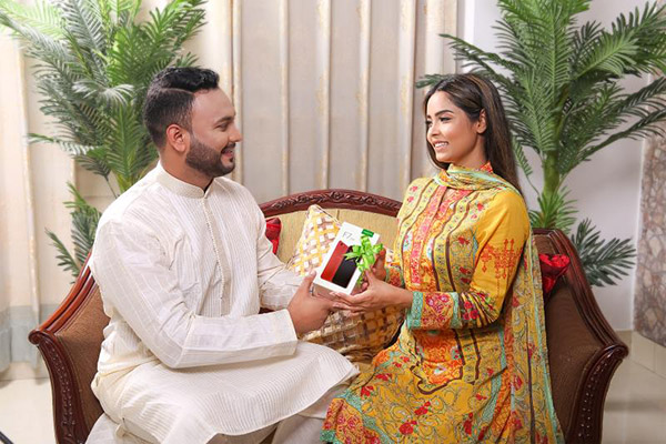 ঈদে প্রিয়জনকে দিতে পারেন অপো এফ৭