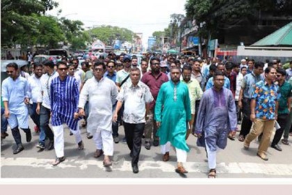 দলবল নিয়ে রাজপথে মেয়র আরিফ
