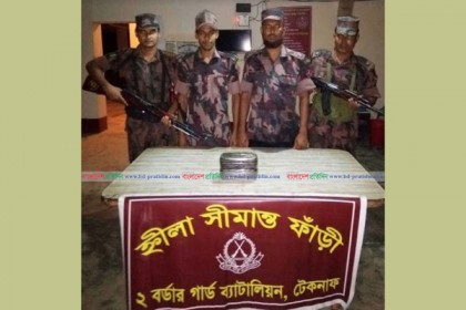 টেকনাফ সীমান্তে ২০ হাজার পিস ইয়াবা উদ্ধার, নৌকা জব্দ