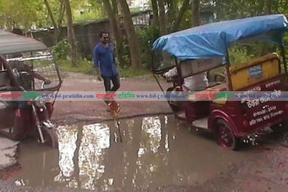 দিনাজপুর শহরে সড়কের বেহাল দশা, দুর্ভোগে মানুষ
