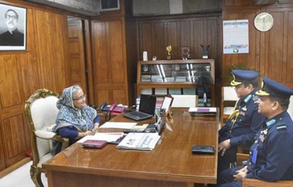 প্রধানমন্ত্রীর সঙ্গে বিমানবাহিনীর বিদায়ী এবং নবনিযুক্ত প্রধানের সাক্ষাৎ