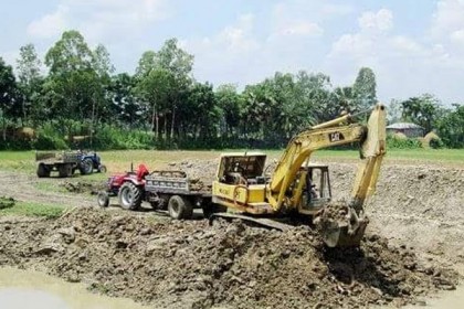 গুরুদাসপুরে আবাদি জমিতে পুকুর খনন

