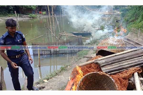 মাগুরার নবগঙ্গা নদী থেকে অবৈধ বাঁধ উচ্ছেদ