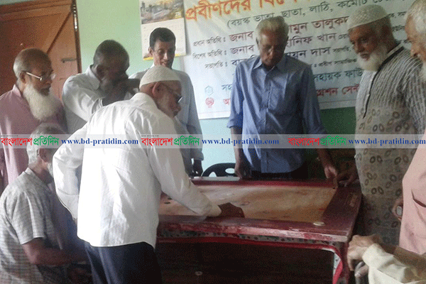 পাল্টে গেছে পিরোজপুরের প্রবীণদের জীবন