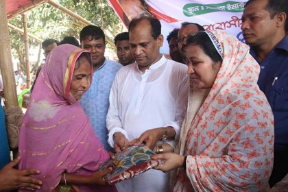 রাজশাহীতে ২০ হাজার মানুষকে এমপির ঈদ উপহার