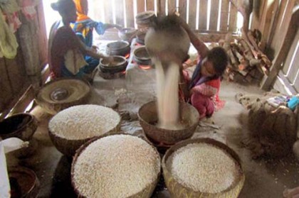 ঝালকাঠির মুড়ি পল্লীতে চলছে মুড়ি ভাজার উৎসব