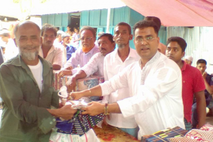 নোয়াখালীতে দুস্থ ও অসহায়দের মাঝে ঈদ সামগ্রী বিতরণ
