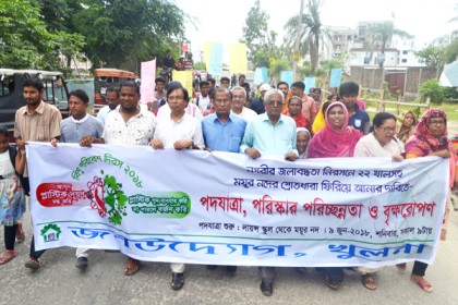 খুলনায় ২২ খালসহ ময়ূর নদী বাঁচানোর দাবিতে পদযাত্রা, নৌকা র‌্যালি