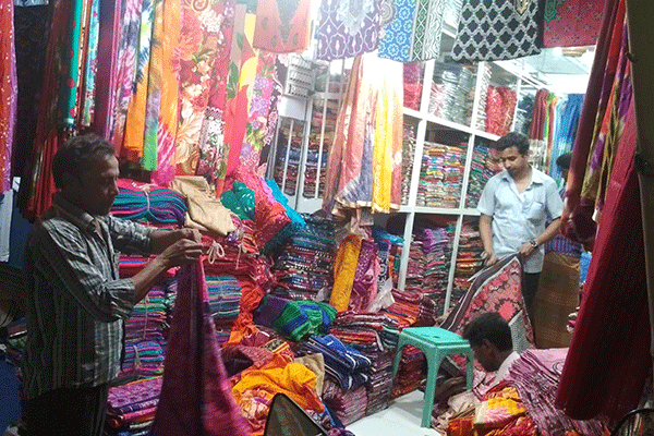 সৈয়দপুরে ঈদের কেনাকাটা জমজমাট