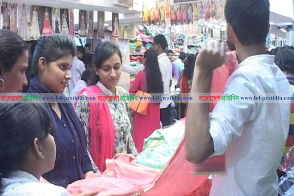 কলকাতায় জমে উঠেছে ঈদ বাজার 
