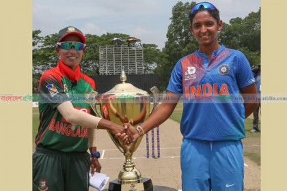 টসে জিতে ফিল্ডিংয়ে সালমা বাহিনী 