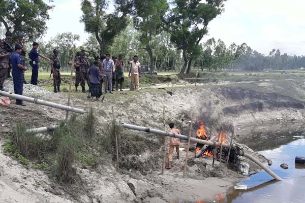 পঞ্চগড়ে ৪ ড্রেজার মেশিন পুড়িয়ে ধ্বংস

