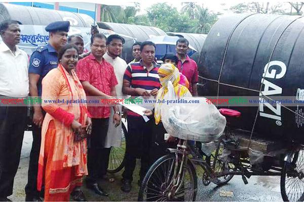 বাগেরহাটে হতদরিদ্র ৬৫ পরিবারকে পানির ট্যাংক প্রদান