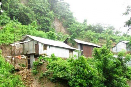 কক্সবাজারে পাহাড় ধসের আশঙ্কায় মাইকিং
