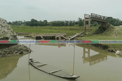 নির্মাণের ৪ বছরেই বিধ্বস্ত ব্রিজ!
