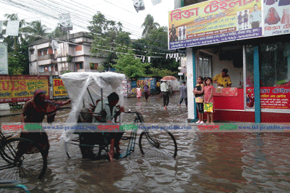 তিন ঘণ্টার বৃষ্টিতে খুলনায় হাঁটু পানি
