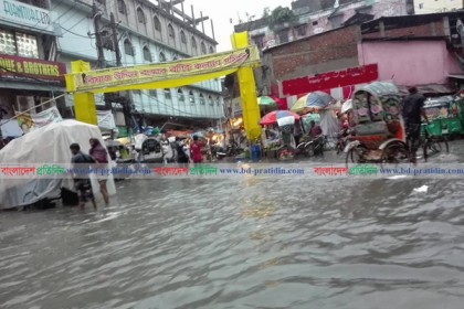 পানিতে ভাসছে চট্টগ্রাম শহরের নিম্নাঞ্চল