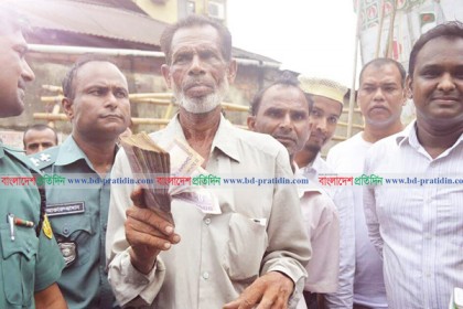 রিকশাচালকের সততা, কুড়িয়ে পাওয়া ৮৫ হাজার টাকা ফিরিয়ে দিলেন!
