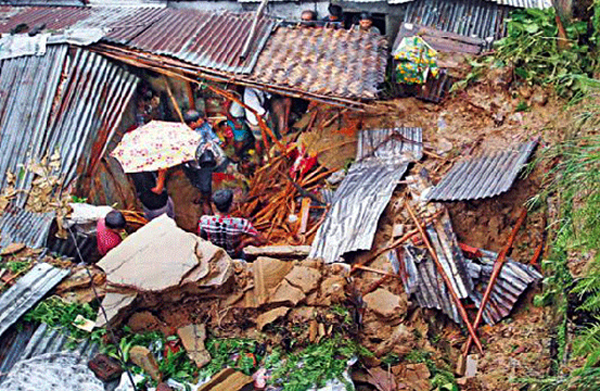 রাঙামাটিতে পাহাড় ধসে নিহত ১১