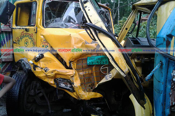 গাজীপুরে দুই ট্রাকের মুখোমুখি সংঘর্ষে চালক নিহত 