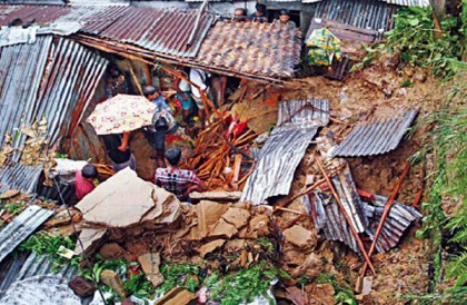 রাঙামাটিতে পাহাড় ধসে নিহত ১১