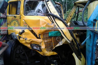 গাজীপুরে দুই ট্রাকের মুখোমুখি সংঘর্ষে চালক নিহত 