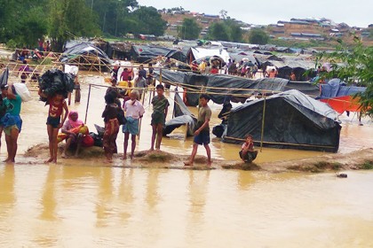 ভারি বর্ষণ ও পাহাড় ধসে রোহিঙ্গা ক্যাম্পে অচলাবস্থা
