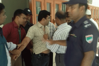 সাতক্ষীরায় ঘুষের এক লাখ টাকাসহ অফিস সহকারী আটক
