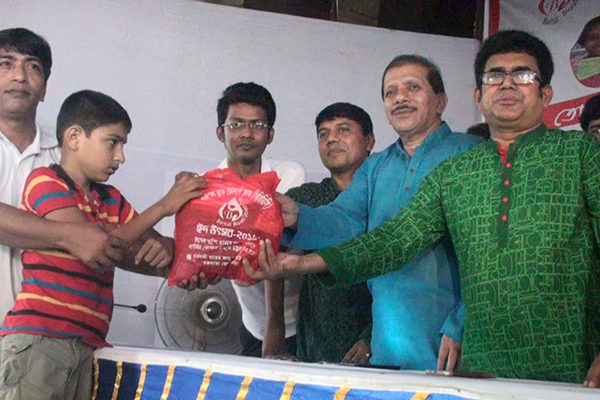 বরিশালে দুই শতাধিক দুস্থ শিশুর মাঝে ঈদ সামগ্রি বিতরণ 