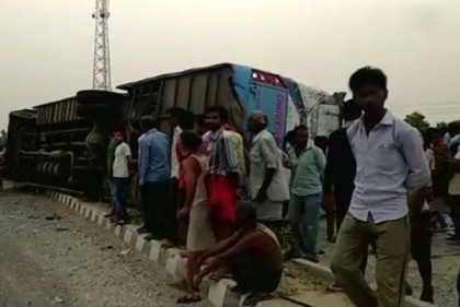 ভারতের উত্তর প্রদেশে বাস দুর্ঘটনায় নিহত ১৭