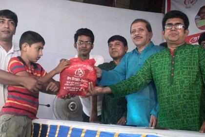 বরিশালে দুই শতাধিক দুস্থ শিশুর মাঝে ঈদ সামগ্রি বিতরণ 