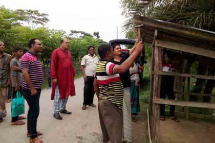 শরণখোলায় যাত্রী হয়রানির চেকপোস্ট ভেঙে দিয়েছে প্রশাসন

