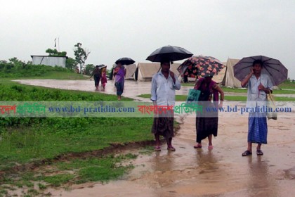 পাহাড়ে বৃষ্টিতে আতঙ্কে ঘর ছাড়ছে মানুষ

