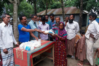 নাটোরের লালপুরে হতদরিদ্রদের মাঝে ঈদ সামগ্রী বিতরণ