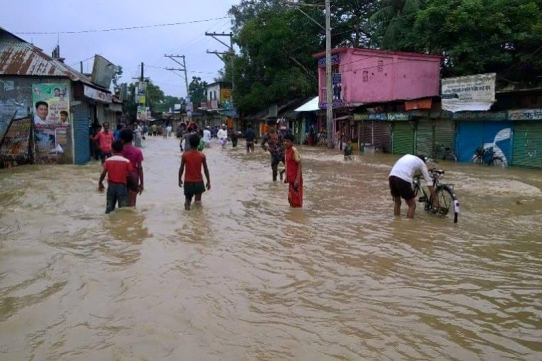 মুহুরীর ৮টি পয়েন্টে বাঁধ ভেঙে ফেনীতে ২০ গ্রাম প্লাবিত
