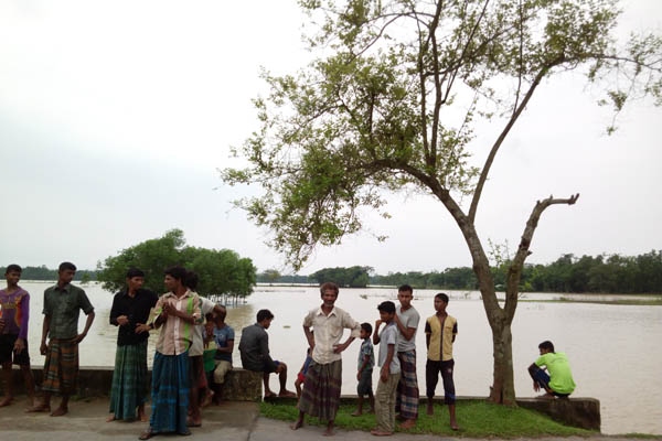 ধলাই শান্ত হলেও উত্তাল মনু নদ, খাদ্য সংকটে পানিবন্দি লক্ষাধিক মানুষ 

