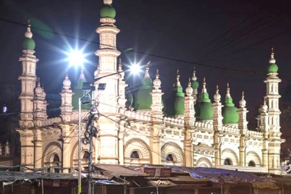 কলকাতার বিখ্যাত টিপু সুলতান মসজিদে নারীদের জন্য ইফতারের ব্যবস্থা